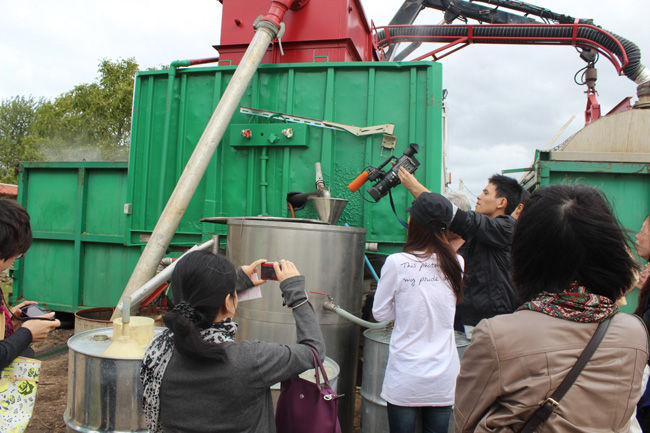 在欧洲精油生产基地采集精油现场